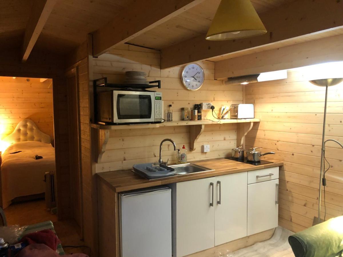 Cosy Garden Log Cabin Солсбері Екстер'єр фото