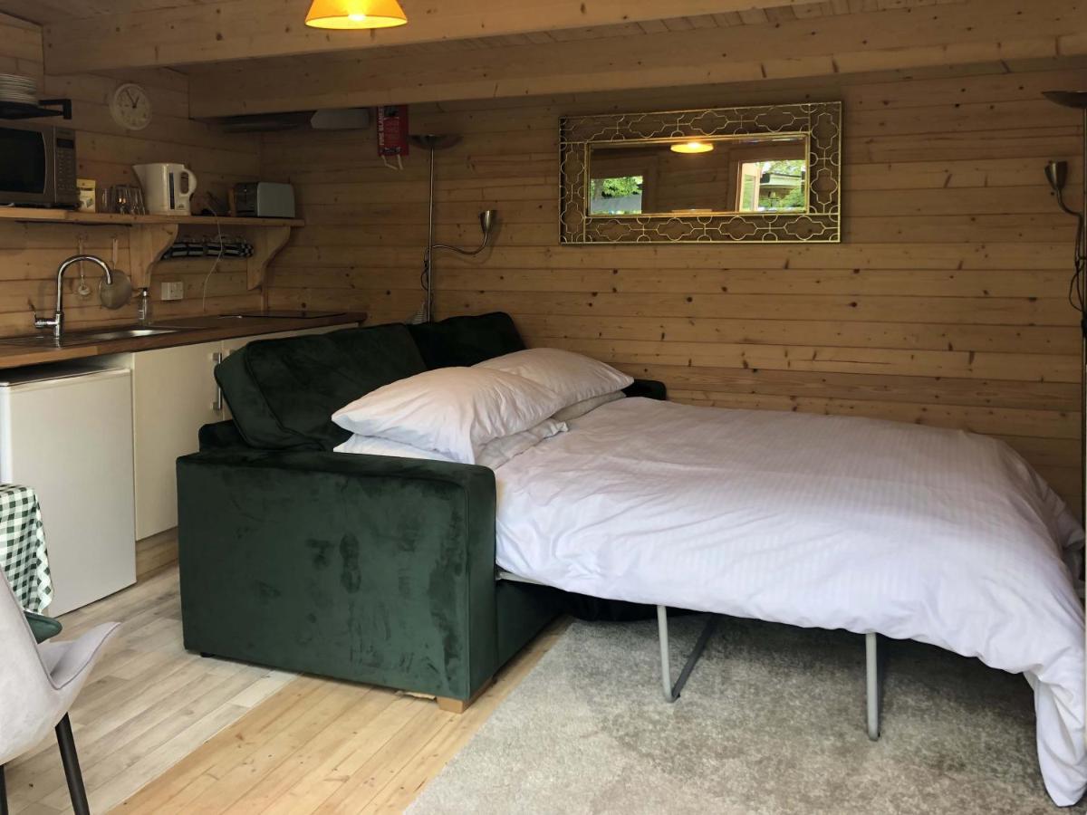 Cosy Garden Log Cabin Солсбері Екстер'єр фото