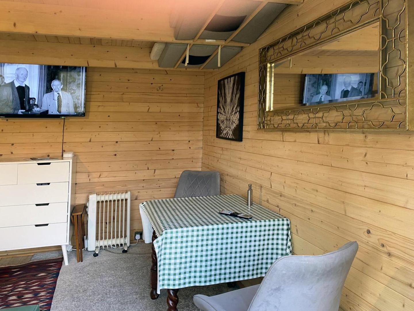 Cosy Garden Log Cabin Солсбері Екстер'єр фото